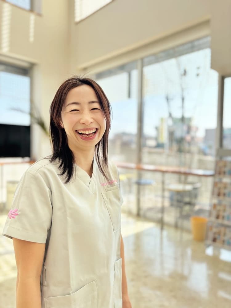明るい待合室で笑顔のいとう眼科のスタッフ