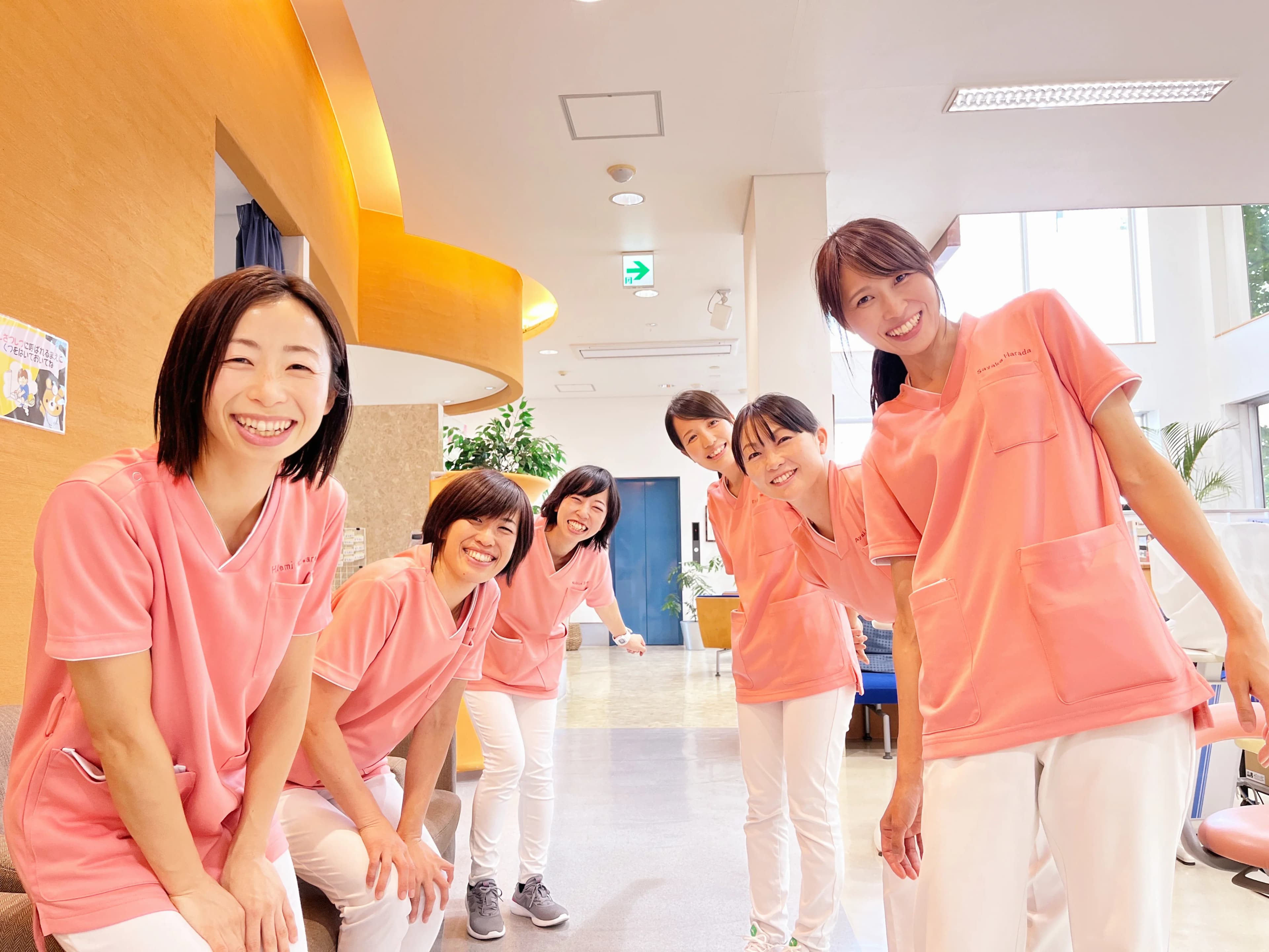 笑顔で談笑するスタッフと患者さん