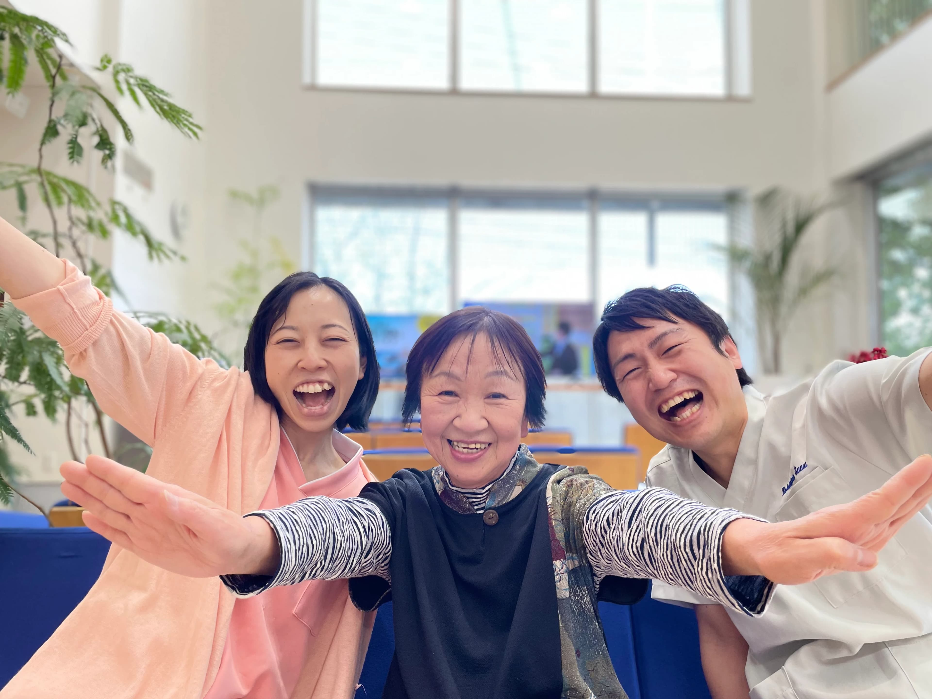満面の笑顔の患者さんとスタッフ