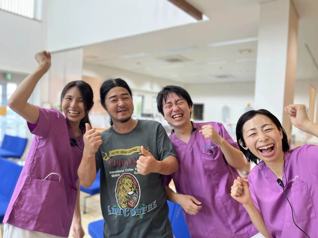 新井 真吾さんと、いとう眼科のスタッフ