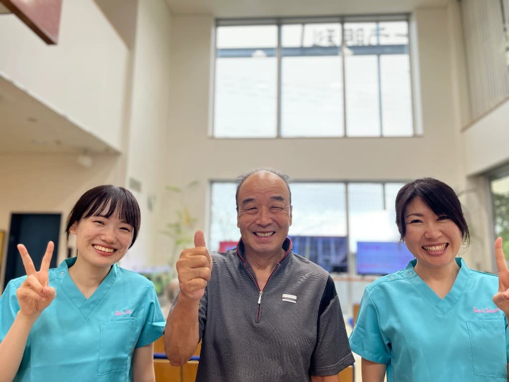 脇田 徳次さんと、いとう眼科のスタッフ