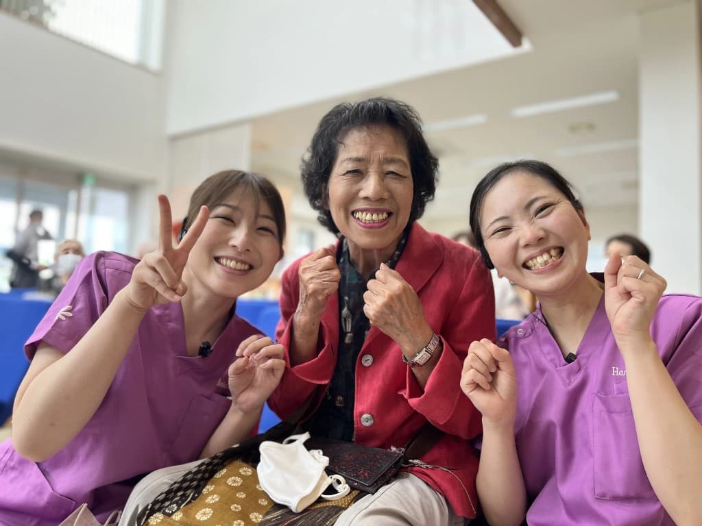 中栄 京子さんと、いとう眼科のスタッフ