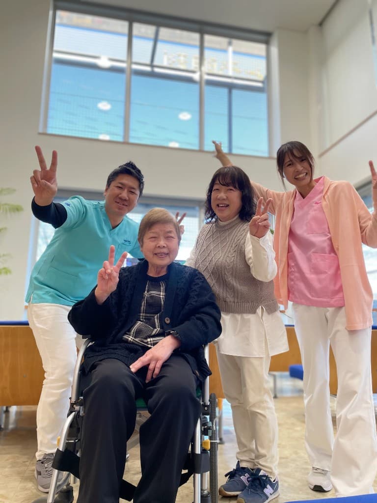 岡田 シズエさんと、いとう眼科のスタッフ