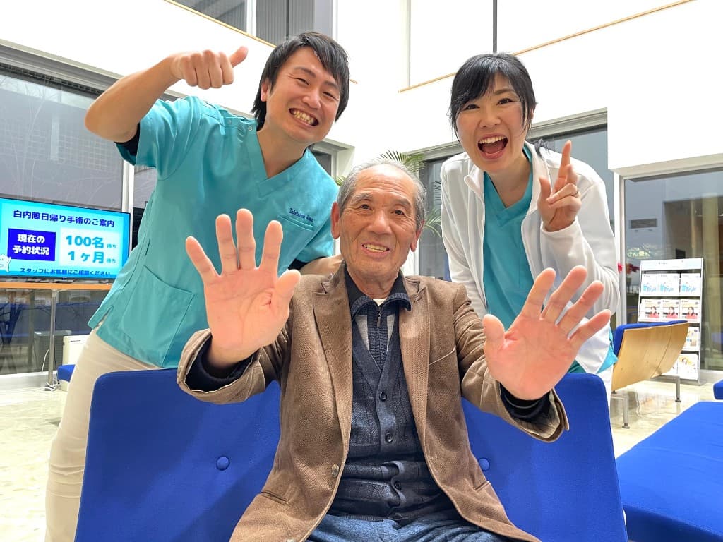 土屋 次雄さんと、いとう眼科のスタッフ
