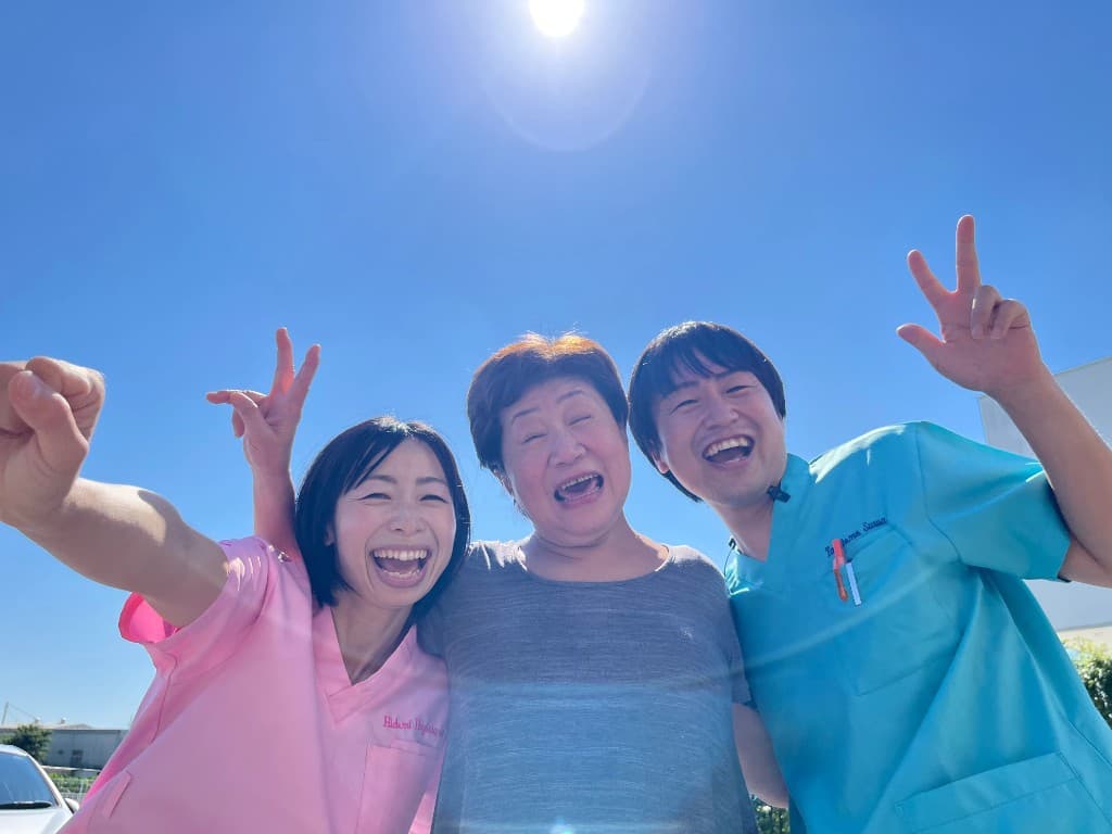 コ ウェイウェンさんと、いとう眼科のスタッフ