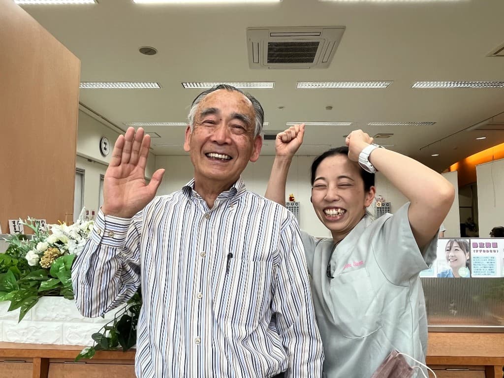 島崎 妙一さんと、いとう眼科のスタッフ