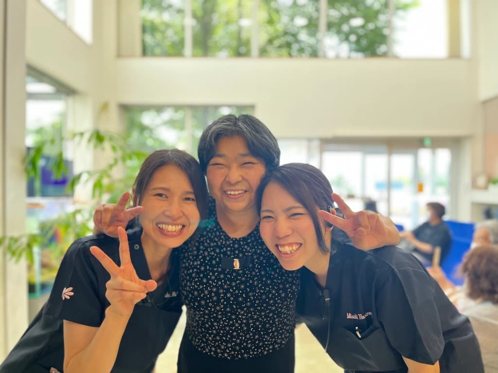 嵩本 銀子さんと、いとう眼科のスタッフ