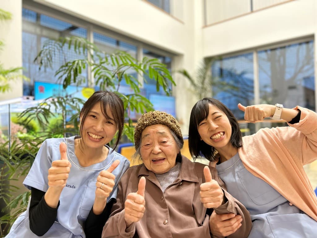 南 萬里子さんと、いとう眼科のスタッフ