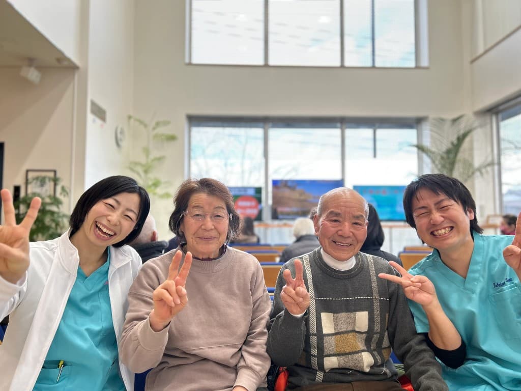 木内 達生さんと、いとう眼科のスタッフ