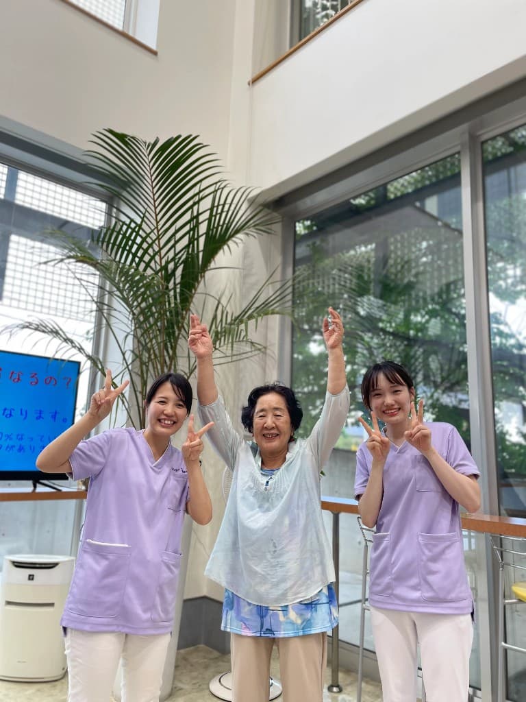 塚越 美智子さんと、いとう眼科のスタッフ