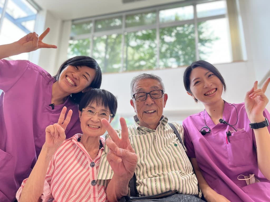 髙橋 昇・八重子さんと、いとう眼科のスタッフ