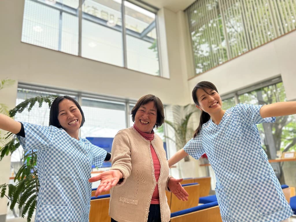 池田 惠子さんと、いとう眼科のスタッフ