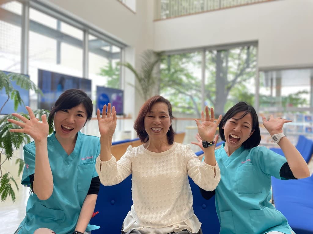 西岡 桂子さんと、いとう眼科のスタッフ