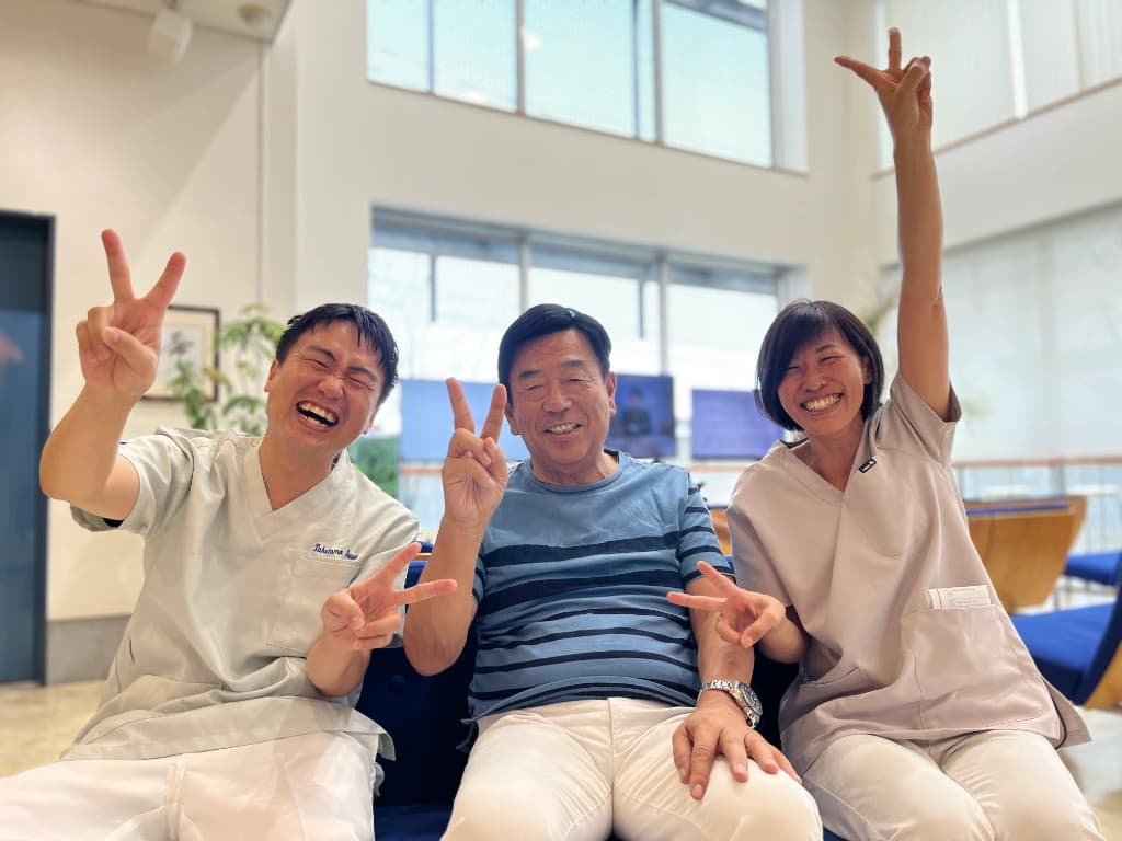 鈴木 俊夫さんと、いとう眼科のスタッフ
