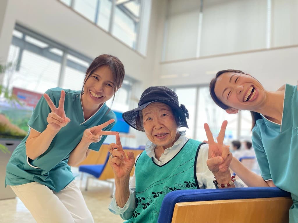 金井 美子さんと、いとう眼科のスタッフ