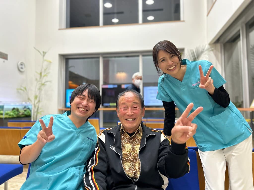 野口 茂男さんと、いとう眼科のスタッフ