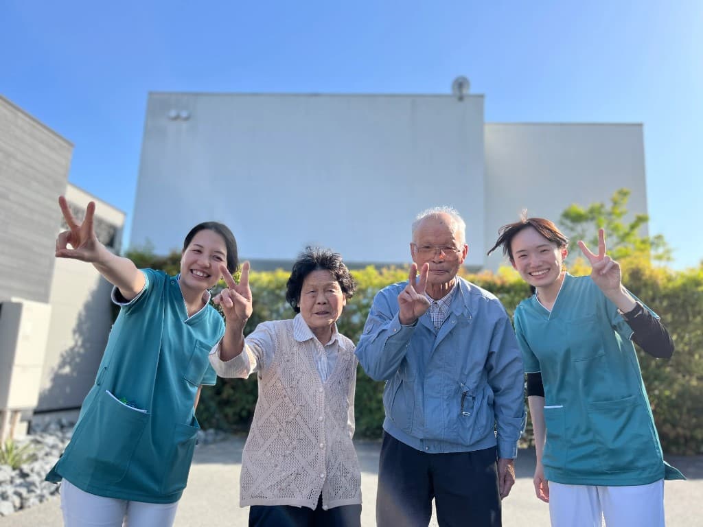 小柏 トメさんと、いとう眼科のスタッフ