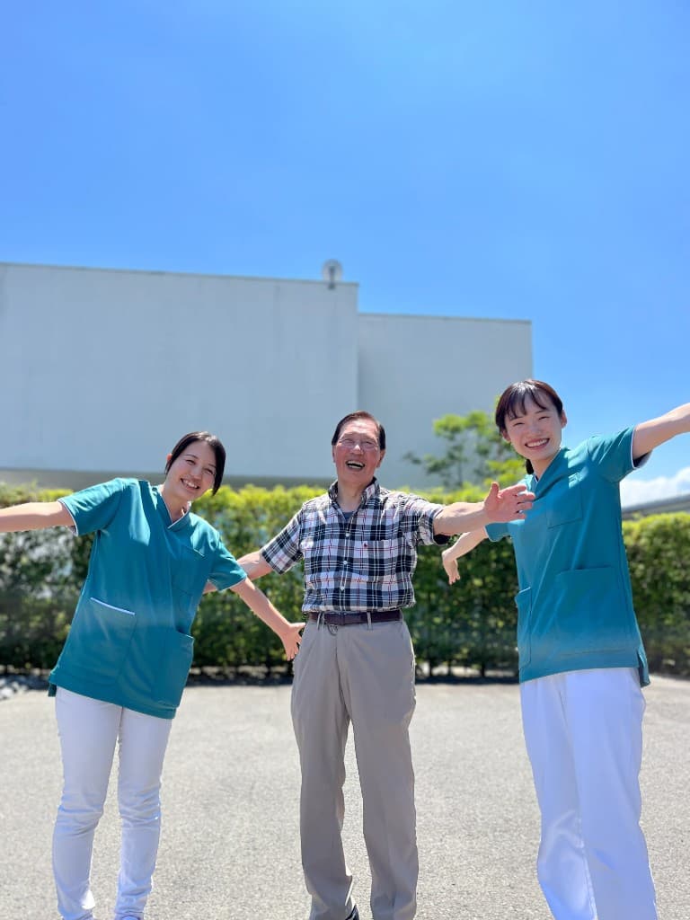 岡野 建一さんと、いとう眼科のスタッフ