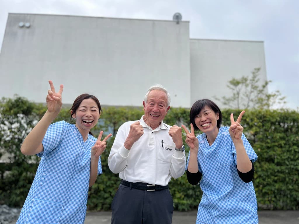 小林 一夫さんと、いとう眼科のスタッフ