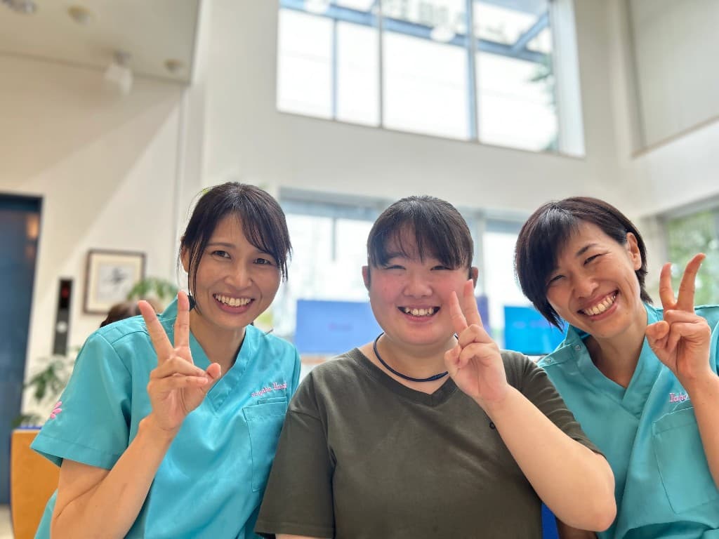 春山 優衣さんと、いとう眼科のスタッフ