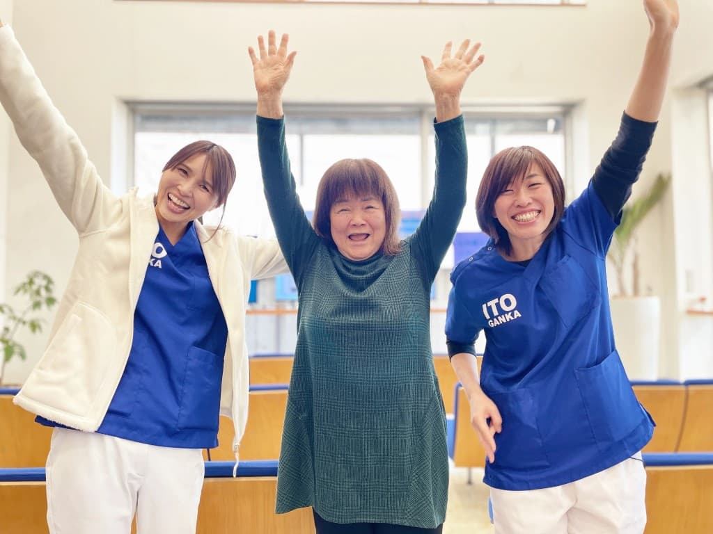 澤入 千枝子さんと、いとう眼科のスタッフ