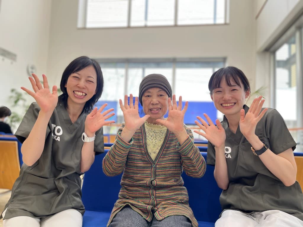 髙橋 みつ江さんと、いとう眼科のスタッフ