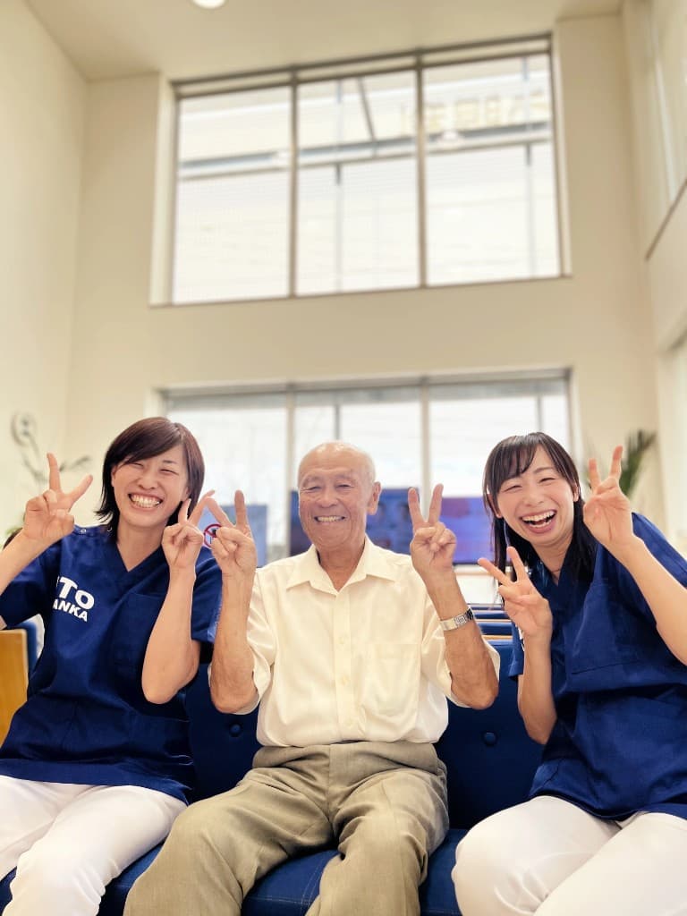 西澤 明さんと、いとう眼科のスタッフ