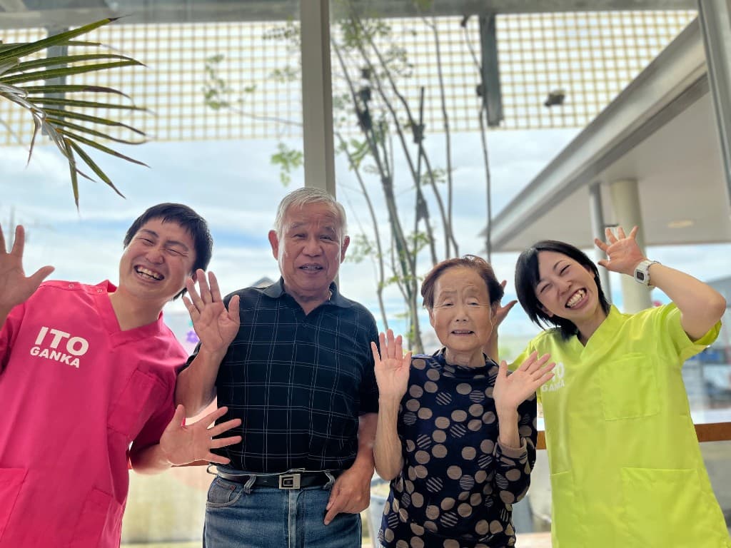 小野澤さんご夫妻と、いとう眼科のスタッフ