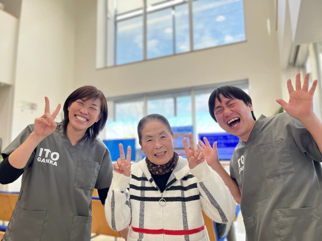 中村 ミネ子さんと、いとう眼科のスタッフ