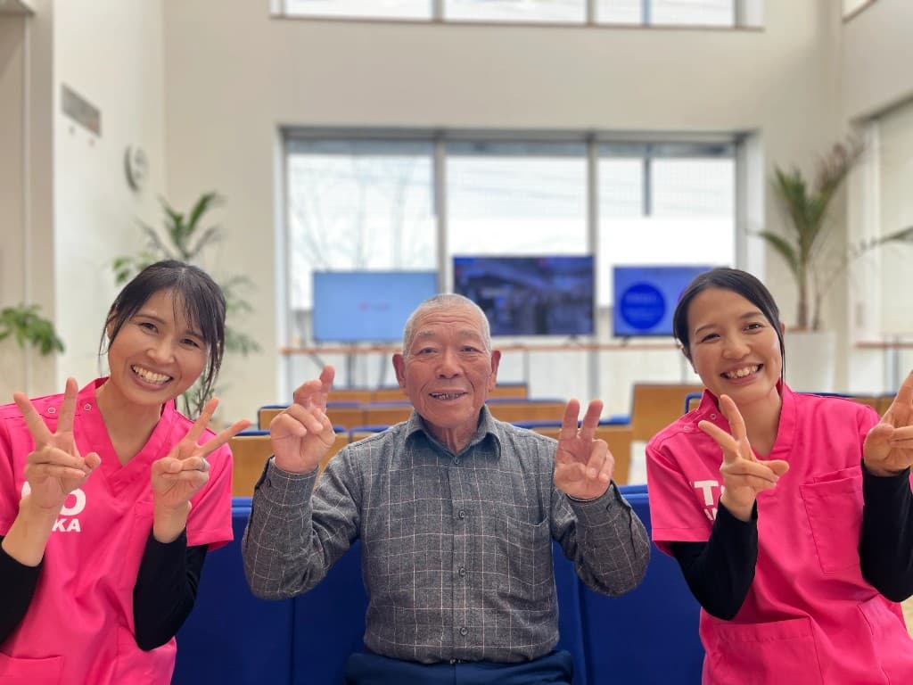 高山 幸千さんと、いとう眼科のスタッフ