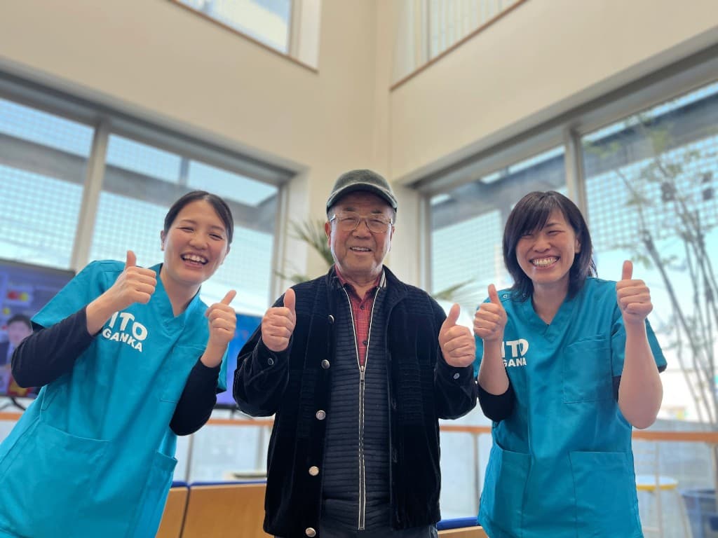 鵜川 正登さんと、いとう眼科のスタッフ