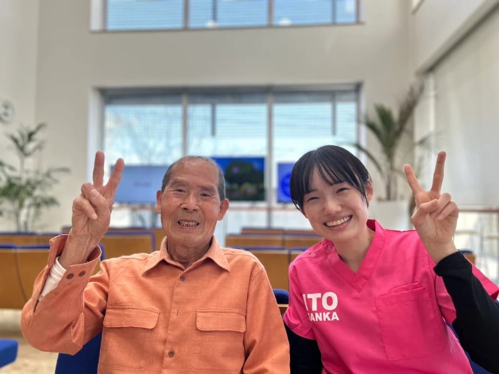 桑島 誠吾さんと、いとう眼科のスタッフ