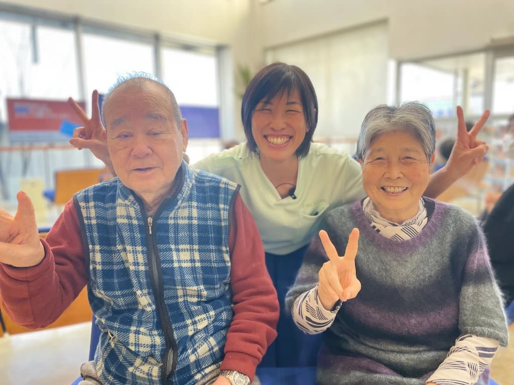 新井 喜久江さんと、いとう眼科のスタッフ