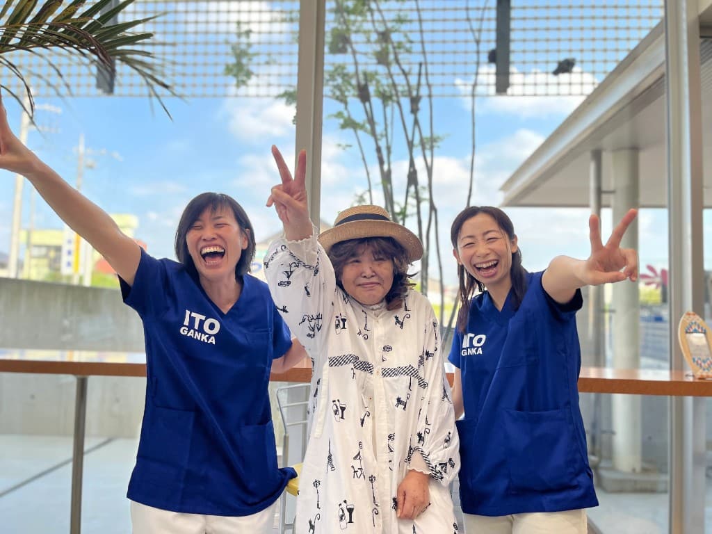 青木 照美さんと、いとう眼科のスタッフ